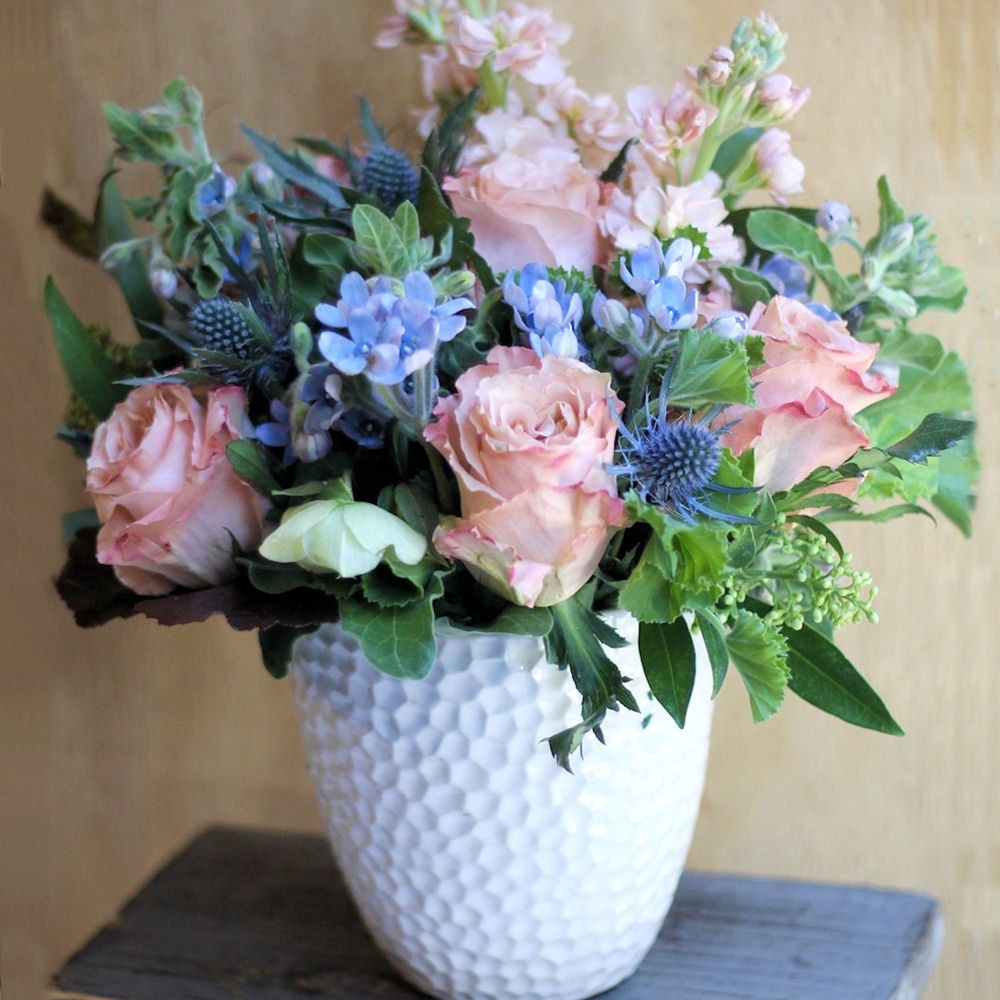 Букет с маттиолой, эрингиумом и розой в кашпо "Живопись"