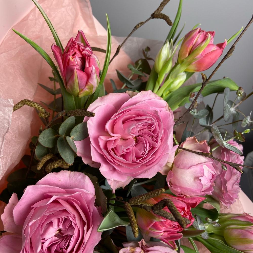 С садовыми розами и пионовидными тюльпанами С садовыми розами и пионовидными тюльпанами