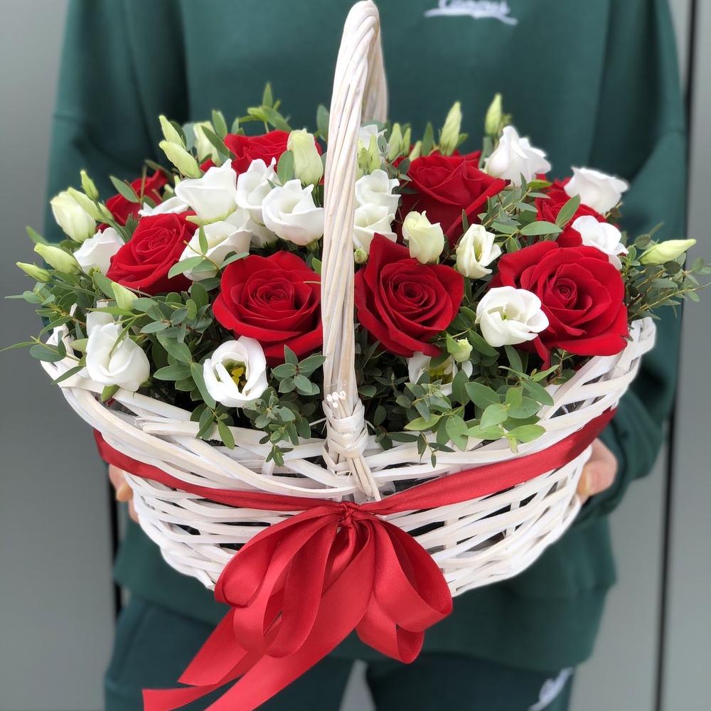 Корзина из красных роз и эустомы Вселенная