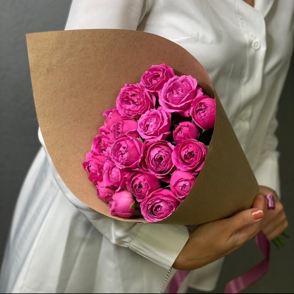 7 пионовидных роз в крафт упаковке